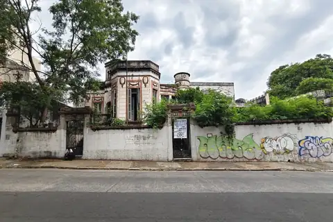 Casa Serafina en su entorno urbano contemporáneo.