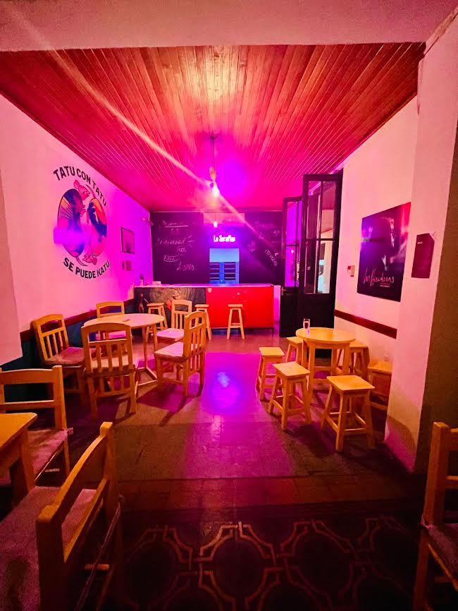 Interior de La Serafina, espacio cultural feminista de Aireana en Asunción