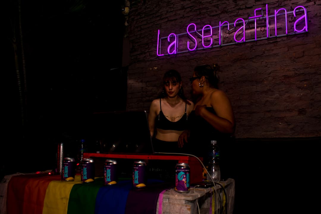 Relanzamiento de cerveza en La Serafina, con latas de la edición presentada en el espacio cultural