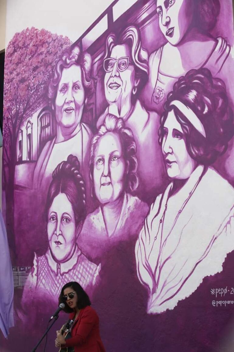 Mural Kuñanguéra Ojepytasova Hetãre con Serafina Dávalos y otras pioneras paraguayas